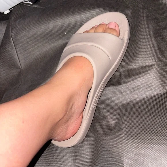 OOFOS Women's Sandals  beige size 8 - Picture 4 of 4